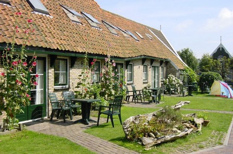 Charmant vakantiehuis De Ark in Den Hoorn, Texel met gezellige veranda en bloementuin.