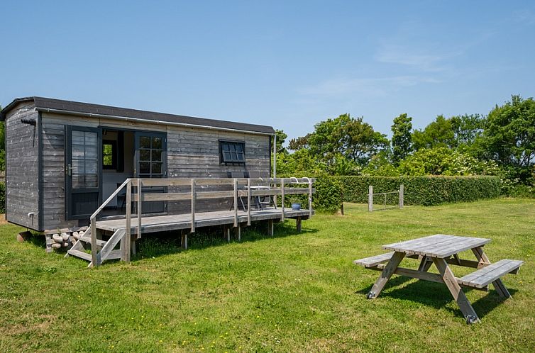 Johanneshoeve Pipowagen in Den Hoorn Texel with spacious veranda and green view.