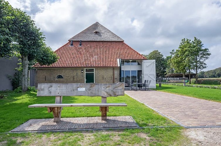 Charming cottage in Oudeschild, Texel with rural feel and spacious garden, ideal for vacations on the Wadden Islands.