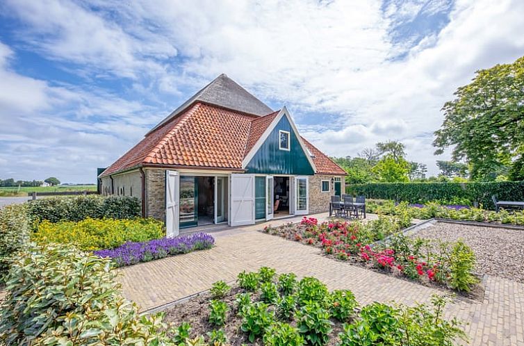Charming vacation home in Oudeschild, Texel with colorful garden and terrace, perfect for relaxation on the Wadden Islands.