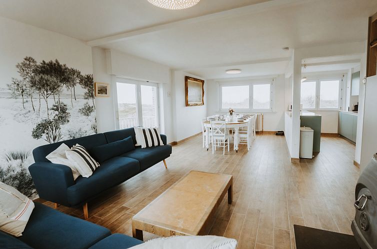 Stijlvolle woonkamer van Appartement Residence Du Parc met zeezicht in De Haan, Belgie, met moderne inrichting en ruime eethoek.