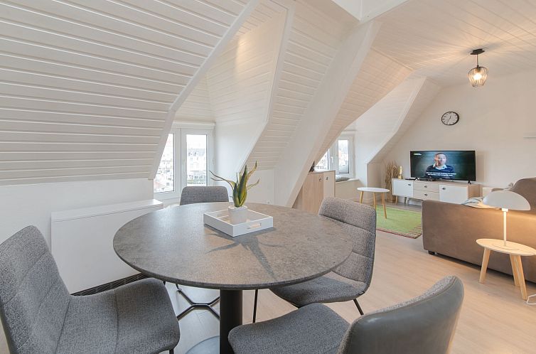 Helles Wohnzimmer des Apartments Carnac View in De Haan, Westflandern, mit moderner Einrichtung und Aussicht vom obersten Stockwerk.