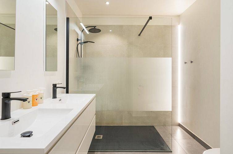 Villa  Renee 300 meter van strand  3 slaapkamers 8 bedden +g