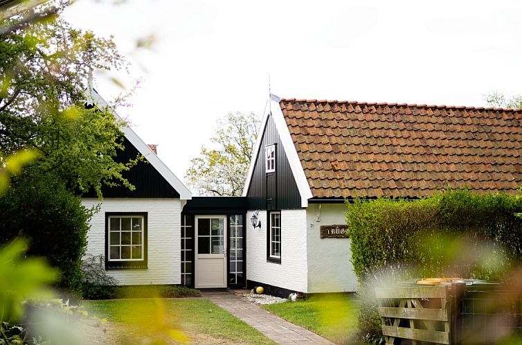 Het Ruge Landje vakantiehuis in Dennenbos Texel met charmante gevel en groene omgeving.