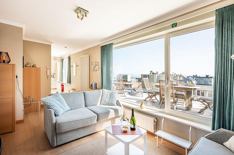 Geniessen Sie den Panoramablick auf das Meer von der Terrasse des Apollo Sixieme, eines Ferienhauses in Koksijde, Westflandern, Belgien.