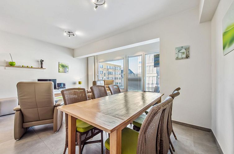 Gemuetliche Essecke im Ferienhaus Azcona Two, Koksijde, mit einem einladenden Holztisch und viel Tageslicht.