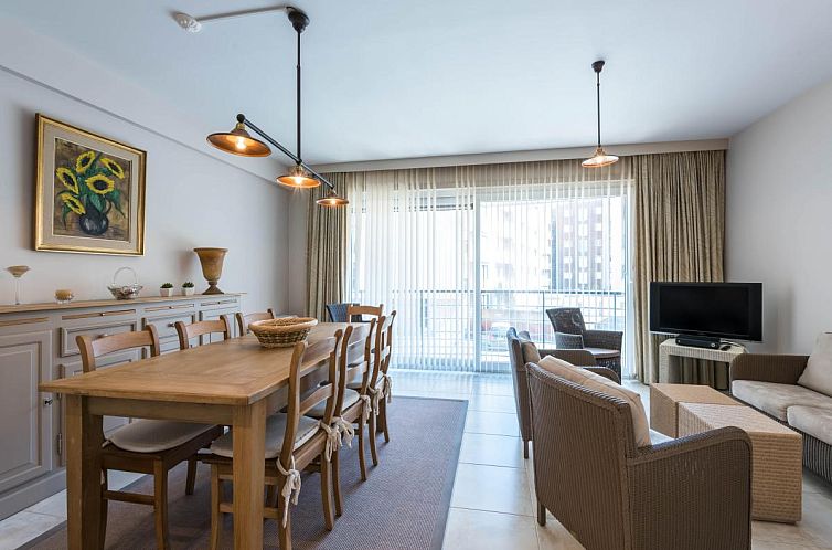 Gemuetliches Wohnzimmer im ersten Ferienhaus in Guernsey, Koksijde, Westflandern, mit moderner Kueche und bequemer Sitzecke.
