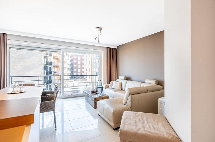 Gemuetliches Wohnzimmer im Ferienhaus Guernsey second, Koksijde, Westflandern, mit moderner Einrichtung und grossem Balkon fuer einen entspannten Aufenthalt.