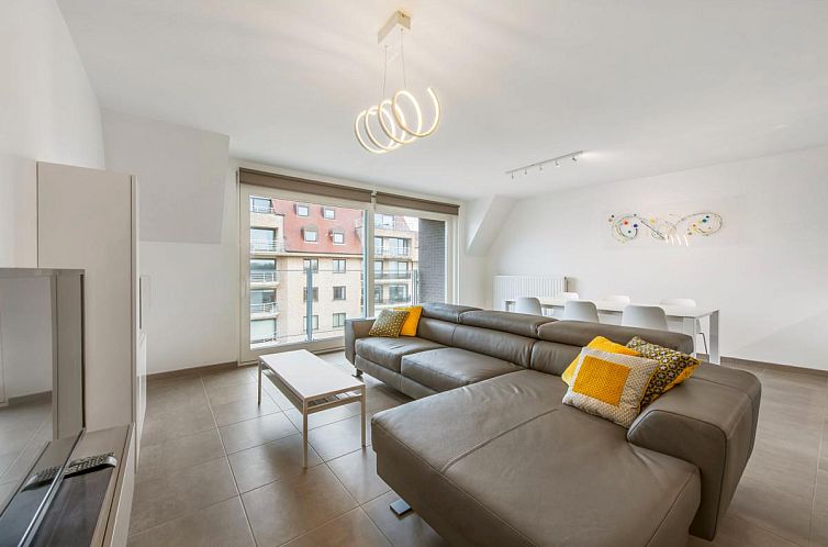 Modernes Wohnzimmer im Ferienhaus Delmar fourth, Koksijde, Belgien mit bequemer Sitzecke und grossen Fenstern fuer viel Tageslicht.