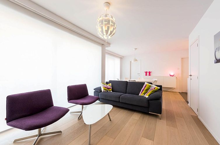 Stilvolles Wohnzimmer im vierten Ferienhaus De Dijk, Koksijde, Westflandern, mit moderner Einrichtung und gemuetlicher Sitzecke.