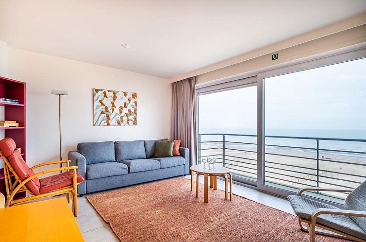 Gemuetliches Wohnzimmer im vierten Ferienhaus Les Petrels in Koksijde, Westflandern, mit Panoramablick auf das Meer und bequemer Sitzecke.
