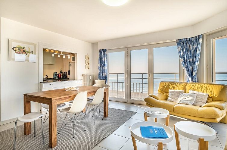 Helles Wohnzimmer im Ferienhaus Neva Cinq, Koksijde, mit Meerblick durch grosse Fenster. Gemuetlicher Raum in Westflandern, Belgien.