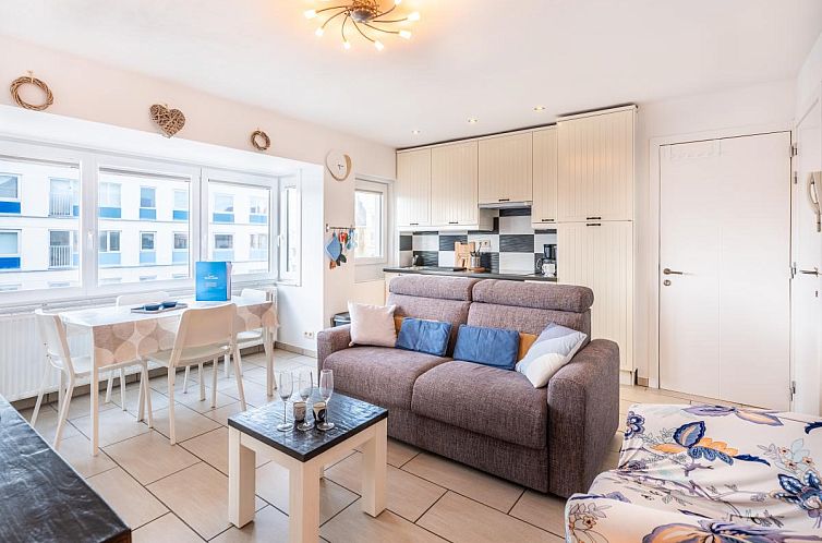 Gemuetliches Wohnzimmer im Ferienhaus Vicky third, Koksijde, mit moderner Kueche und einladender Sitzecke, Westflandern, Belgien.