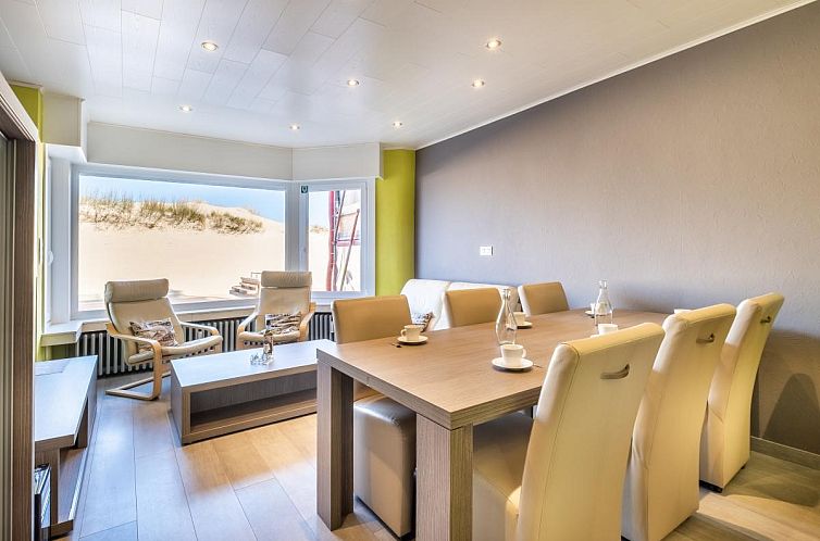 Stilvoll eingerichtetes Wohnzimmer des Ferienhauses Zeezicht GV in Koksijde, Westflandern mit Blick auf die Duenen.