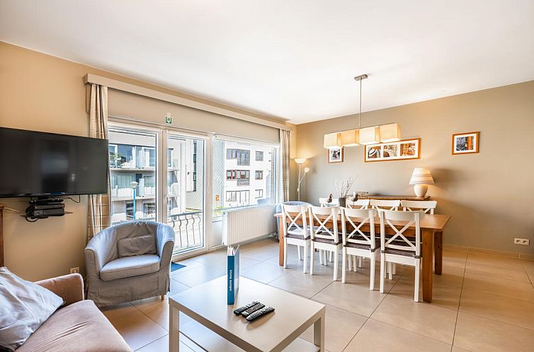Gemuetliches Wohnzimmer des Ferienhauses Argenteuil in Koksijde, Westflandern, mit geraeumigem Wohn- und Essbereich, ideal zum Entspannen.