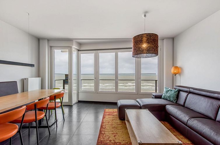 Gemuetliches Wohnzimmer von De Meeuwen fifth, einem Ferienhaus in Koksijde, Belgien, mit schoenem Meerblick und moderner Einrichtung.