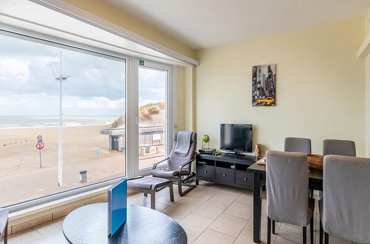 Innenbereich des Ferienhauses Vitelli in Koksijde, Westflandern mit Blick auf den Strand und das Meer.