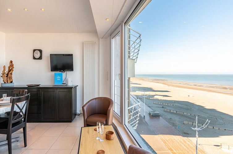 Geniessen Sie den Panoramablick auf den Strand vom Wohnzimmer des Ferienhauses Vitelli fifth in Koksijde, Westflandern.