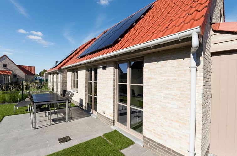 Geniessen Sie die Sonne auf der Terrasse des "Westhinder II Combi H53-54", einem charmanten Ferienhaus in Koksijde, Westflandern.
