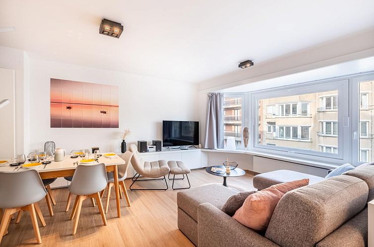 Stilvolles Wohnzimmer im zweiten Ferienhaus "Apollo" in Koksijde, Westflandern, mit moderner Einrichtung und grosszuegiger Sitzecke.