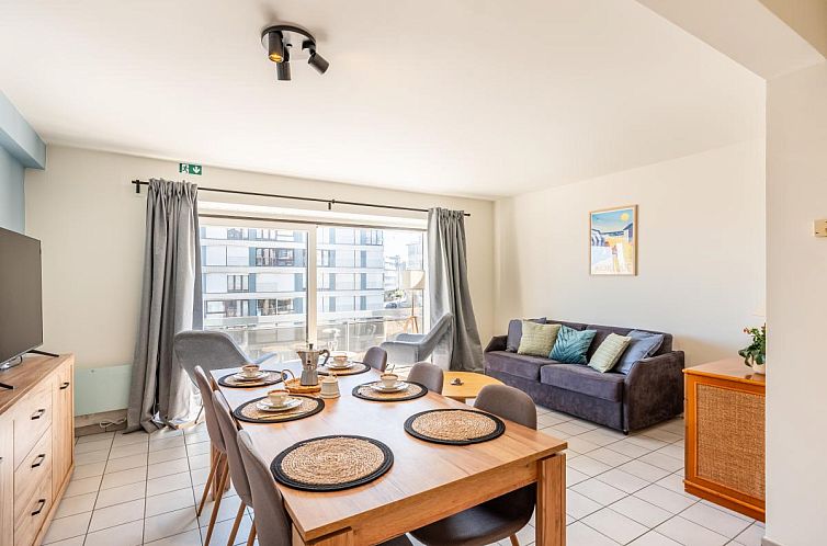 Helles Wohnzimmer des Ferienhauses "Plage centrale" in Koksijde, Belgien, mit Essbereich und gemuetlicher Sitzecke - ideal zum Entspannen.
