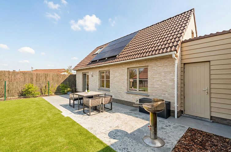 Gemuetliches Wohnzimmer im Ferienhaus Westhinder I H70 in Koksijde, Westflandern, mit bequemer Sitzecke und viel Tageslicht.