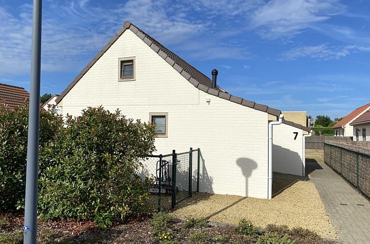 Vacation home Duinengolf H7 in Koksijde, West Flanders, with sunny garden and modern architecture, ideal for a relaxing stay.
