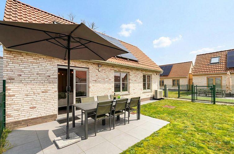 Modernes Interieur des Ferienhauses Westhinder I H88 in Koksijde, Westflandern, mit stilvoller Kueche und gemuetlicher Sitzecke.