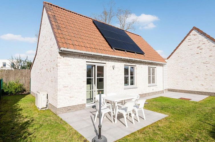 Geniessen Sie den sonnigen Garten des Ferienhauses Westhinder I H89 in Koksijde, Westflandern, mit Terrasse und moderner Architektur.
