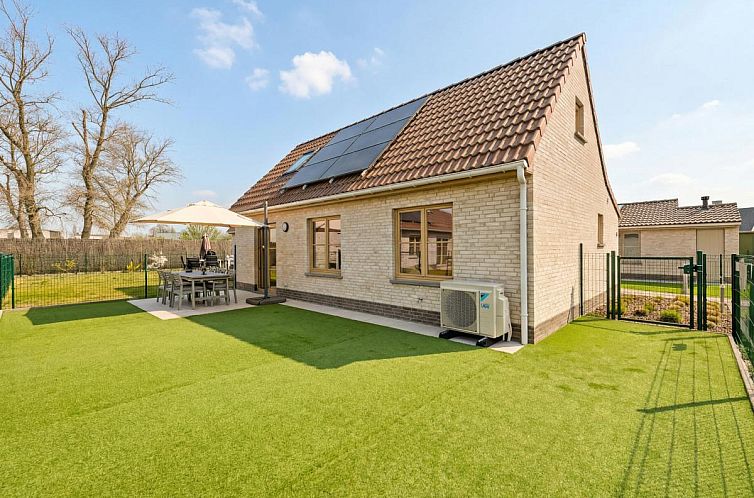 Geniessen Sie die Sonne auf der Terrasse des Ferienhauses Westhinder I H90 in Koksijde, Westflandern, mit weitem Blick ueber die Umgebung.