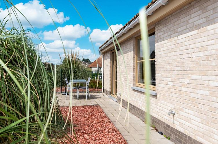 Geniessen Sie die sonnige Terrasse des Ferienhauses Westhinder I H20 in Koksijde, Westflandern, umgeben von gruener Natur.