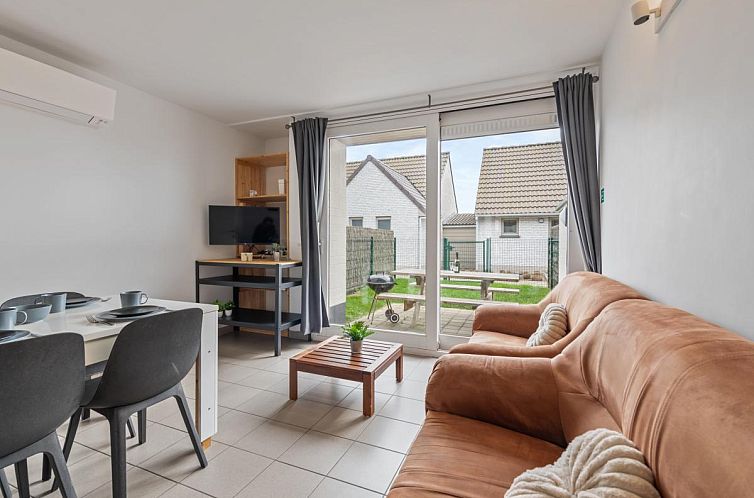 Geniessen Sie den sonnigen Garten mit Terrasse im Ferienhaus Westhinder I H30 in Koksijde, Westflandern, ideal fuer Entspannung und Geselligkeit.