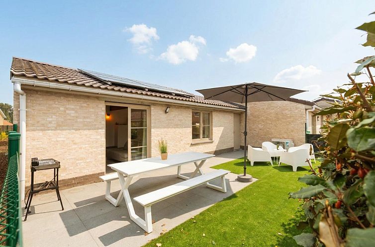 Gemuetliches Wohnzimmer im Ferienhaus Westhinder I H94 in Koksijde, Westflandern, mit moderner Einrichtung und Zugang zur sonnigen Terrasse.