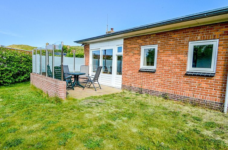 Enjoy the sunny veranda at Bungalowpark Slufteroord, Slufterbungalows 362, in Zuid-Eierland, Texel.