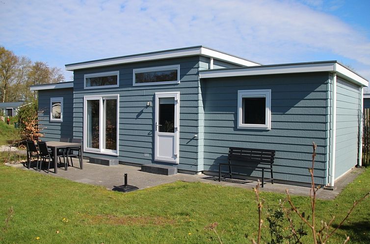 Exterieur van vakantiehuis Vakantiepark De Bremakker in De Dennen, Texel. Moderne architectuur met terras en groene omgeving.