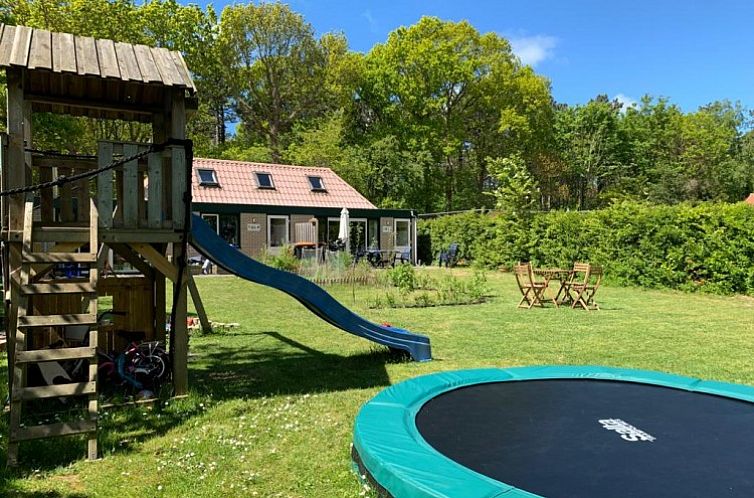 't Bollenveld - Iris in De Dennen, Texel: child-friendly bungalow garden with play equipment and trampoline in natural surroundings.