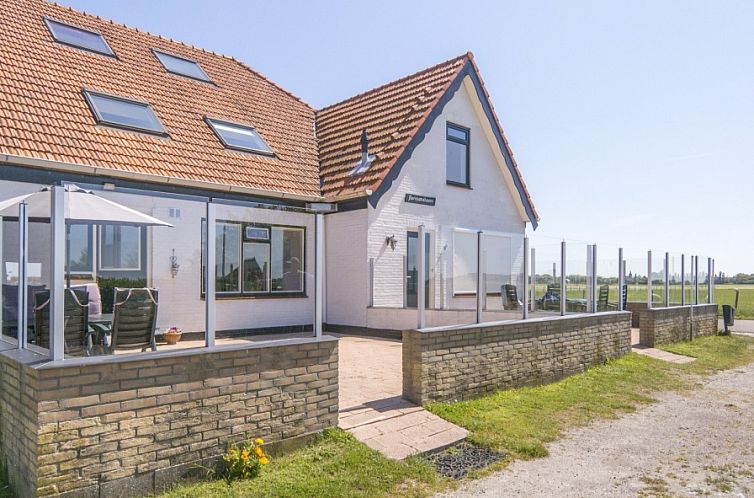 Vacation home Peter in De Dennen, Texel with spacious veranda and views of the countryside.