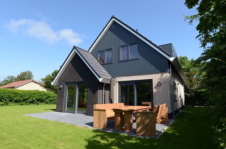 Bungalowpark 't Hoogelandt - De Zandkes in De Dennen, Texel offers a modern vacation home with a sunny terrace and green surroundings.