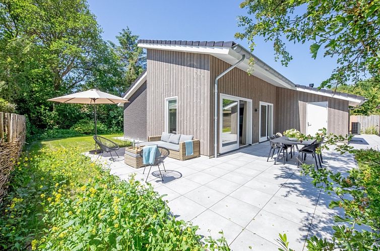 Tormentil vacation home in De Dennen, Texel with sunny terrace and green garden.