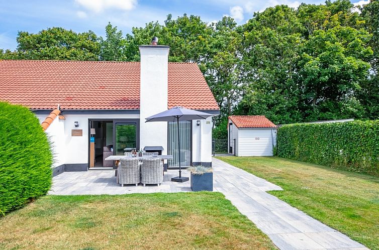 Bungalowpark Gortersmient vacation home Gortersmient 278 with terrace in De Dennen, Texel, surrounded by green nature.