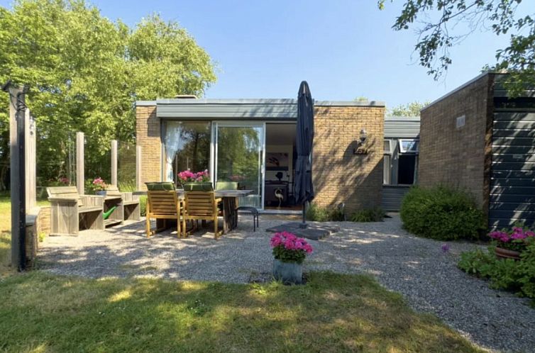 Enjoy the sunny garden and terrace at Texel Bungalow 257 in De Koog, ideal for a relaxing vacation on the Wadden Islands.