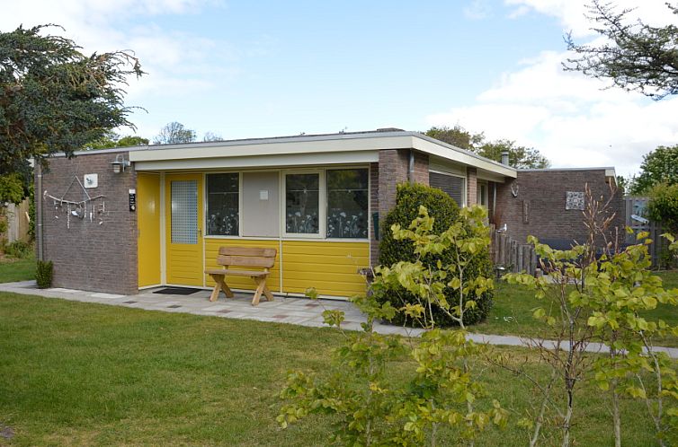 Bungalow Verste Coogh 66 in De Dennen, Texel, with green garden and inviting terrace.