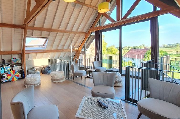 Lichte binnenruimte van PassaDia vakantiehuis in Kortrijk, met panoramisch uitzicht op West-Vlaamse natuur.