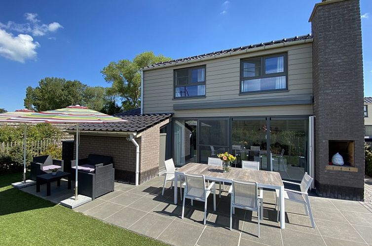 Vakantiewoning Zee en Polder nr. 138 in Westende, West-Vlaanderen met ruim terras en tuinset.