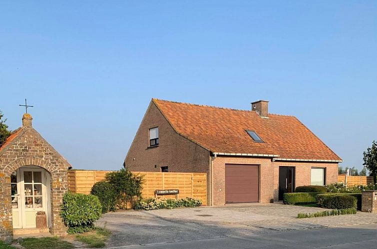 't Cappellelandhof vacation home in Lo-Reninge, West Flanders, with charming facade and rural setting.