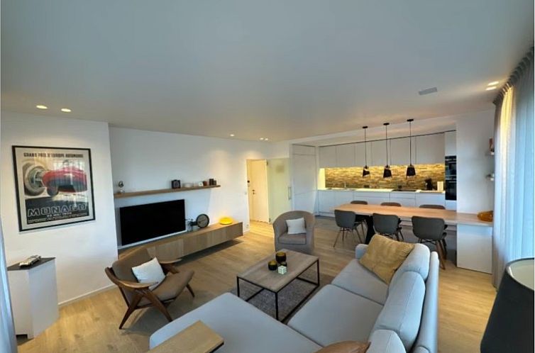 Stijlvolle woonkamer van Flat Memling in Sint-Andries, West-Vlaanderen, met moderne keuken en gezellige zithoek voor een ontspannen verblijf.