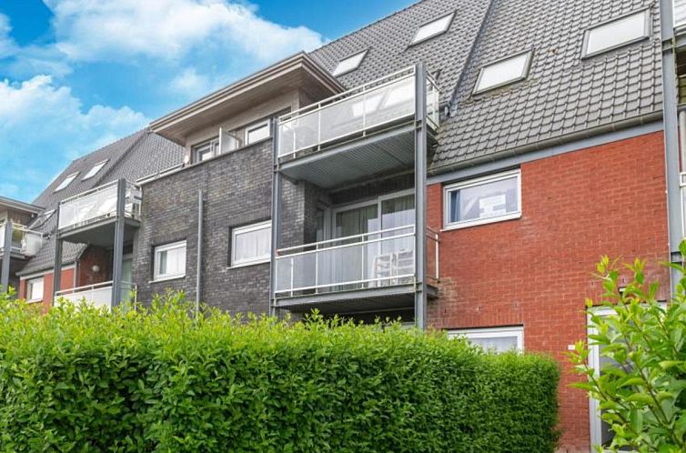 Gemuetliches Wohnzimmer im Ferienhaus Nieuwendamme 40C, Lombardsijde, Westflandern, mit bequemer Sitzecke und hellen Moebeln.