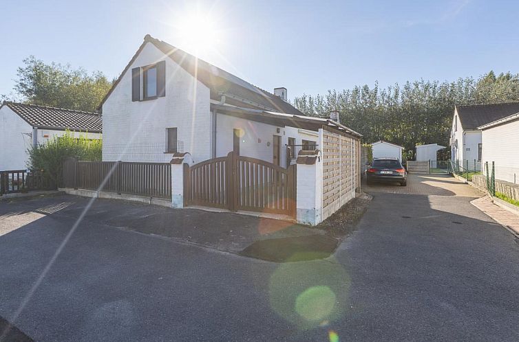 Wittedorp - 15, vacation home in Lombardsijde, West Flanders, with sunny driveway and spacious parking surrounded by nature.