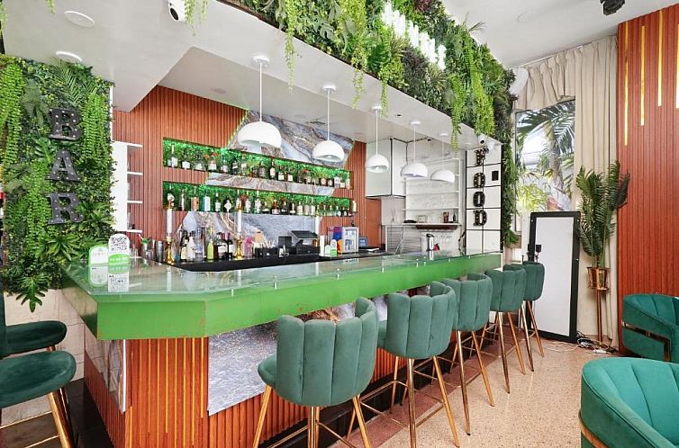 Chesterfield Hotel & Suites