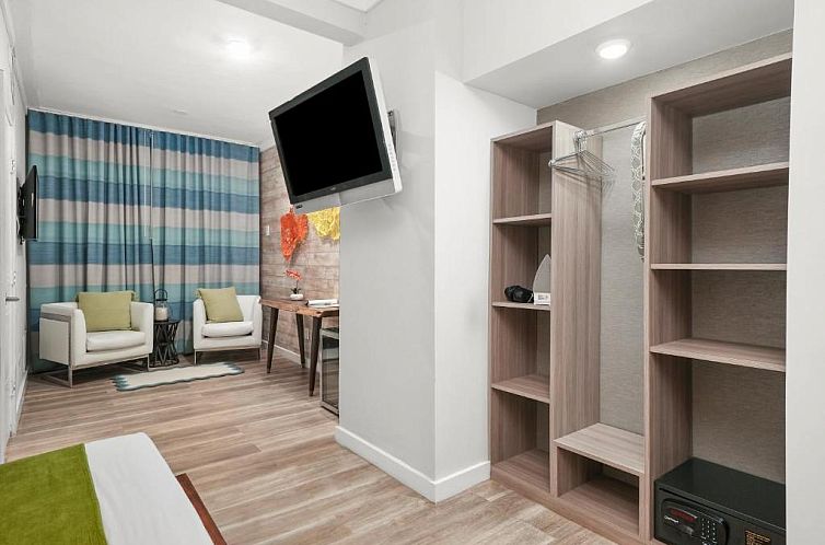 Chesterfield Hotel & Suites